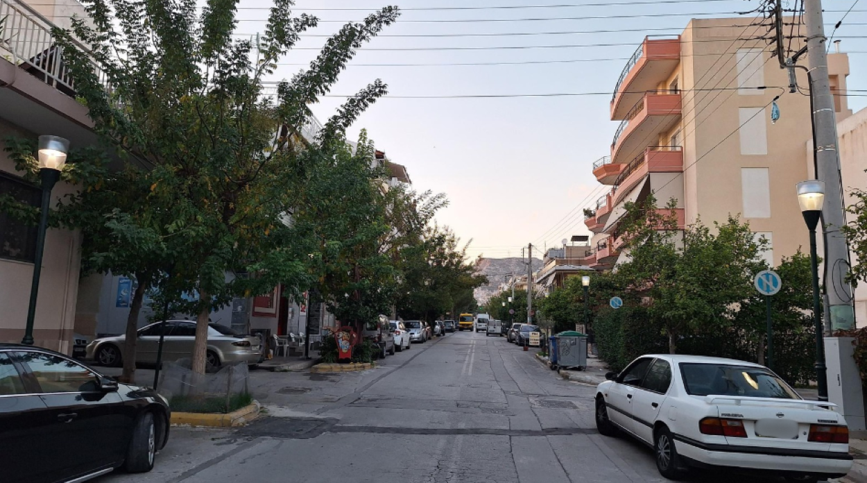 Τα τελευταία εικοσιτετράωρα ο δημοτικός φωτισμός στην οδό Σίφνου είναι αναμμένος νυχθημερόν