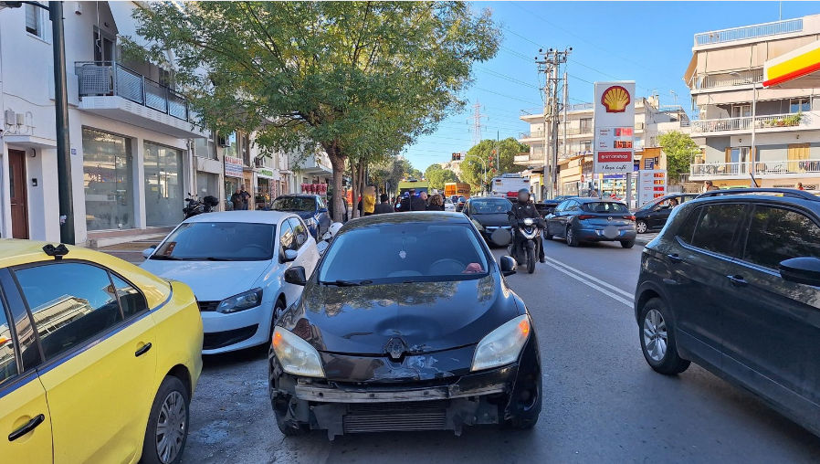 Σύγκρουση Ι.Χ. με δίκυκλο στην Μεγ. Αλεξάνδρου, ευτυχώς χωρίς τραυματισμούς, παρά μόνο υλικές ζημιές
