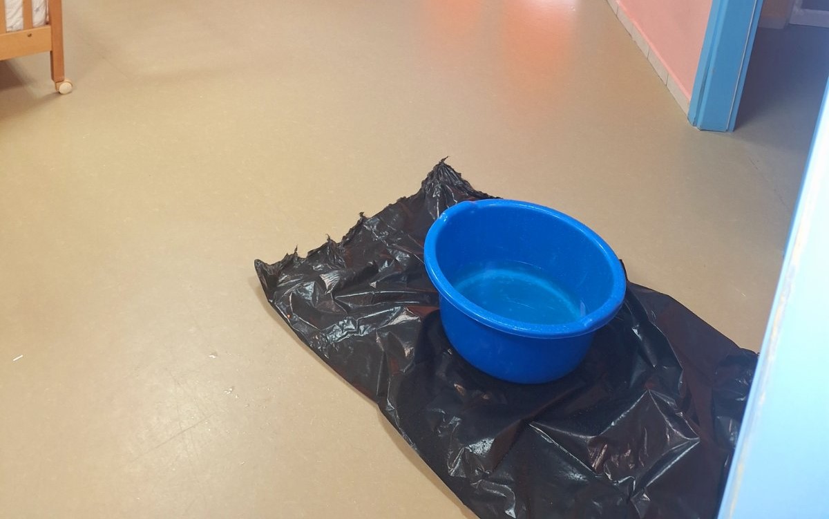 4ος Βρεφονηπιακός Σταθμός: Με κουβάδες, σφουγγαρίστρες, λεκάνες και άλλα δοχεία, προσπαθούσαν οι εργαζόμενοι να μαζέψουν τα νερά που έτρεχαν