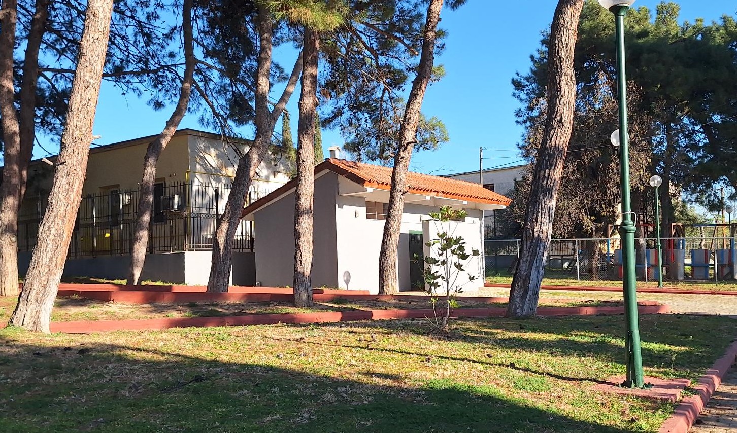 Σοβαρό πρόβλημα υπάρχει γύρω από την αποθήκη στο άλσος ΜΗΤΕΡΑ λίγα μέτρα από τον Ι. Ν. της Αγίας Σοφίας